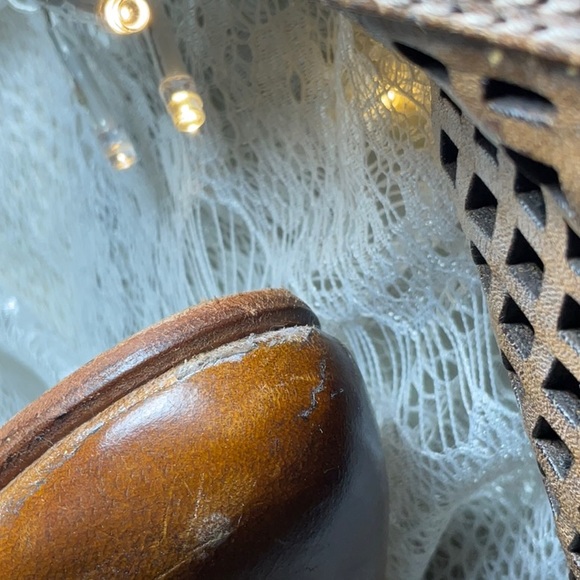 Freebird by Steven. Made in Mexico.  Leather sole.  Size 10.  Lattice pattern. - Picture 9 of 16